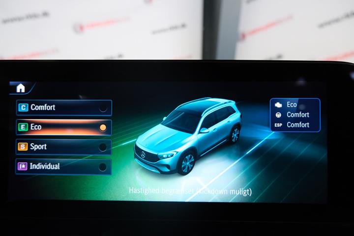 Grå Mercedes EQB250+ fra 2025