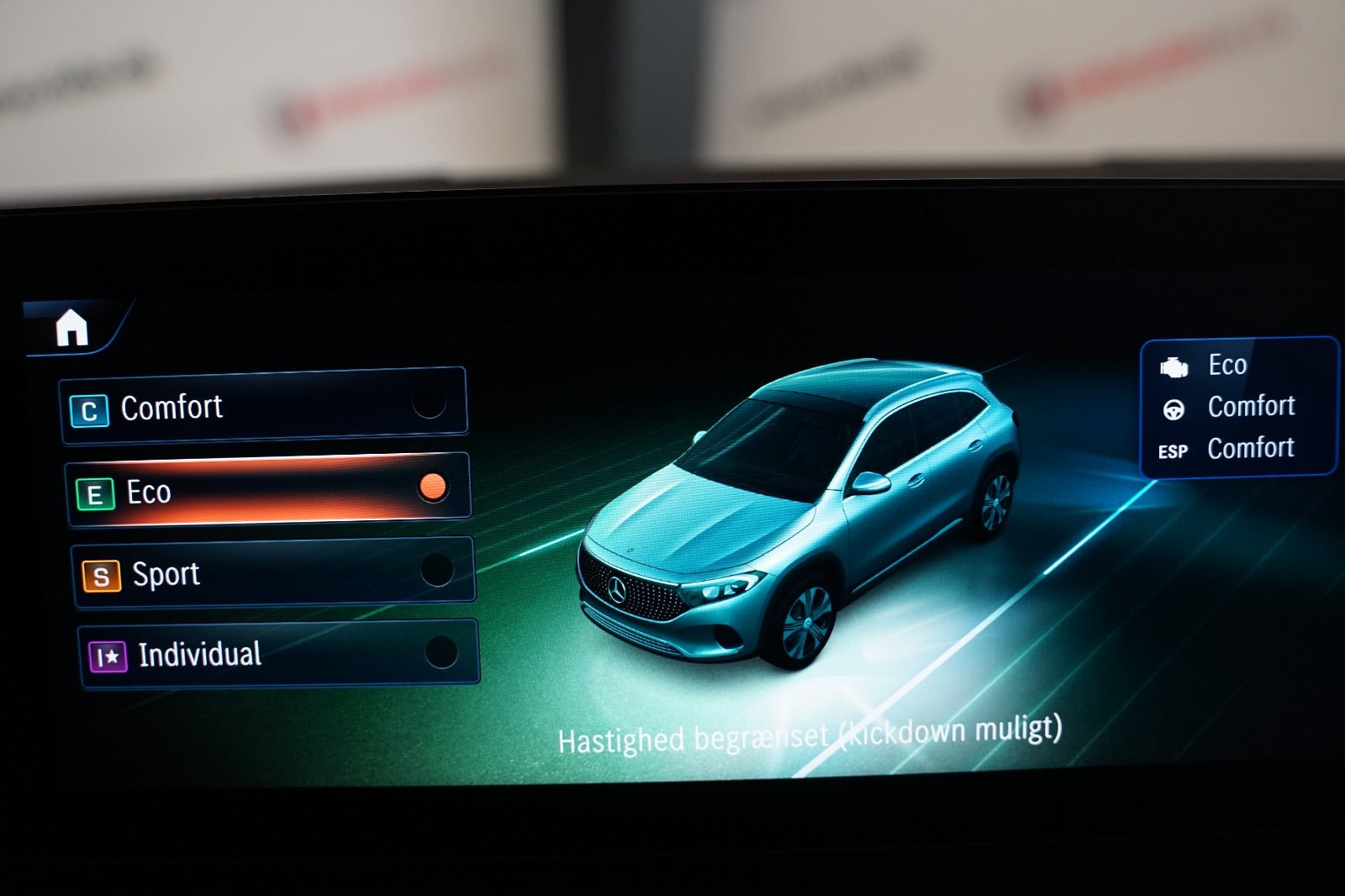 Grå Mercedes EQA250+ fra 2025