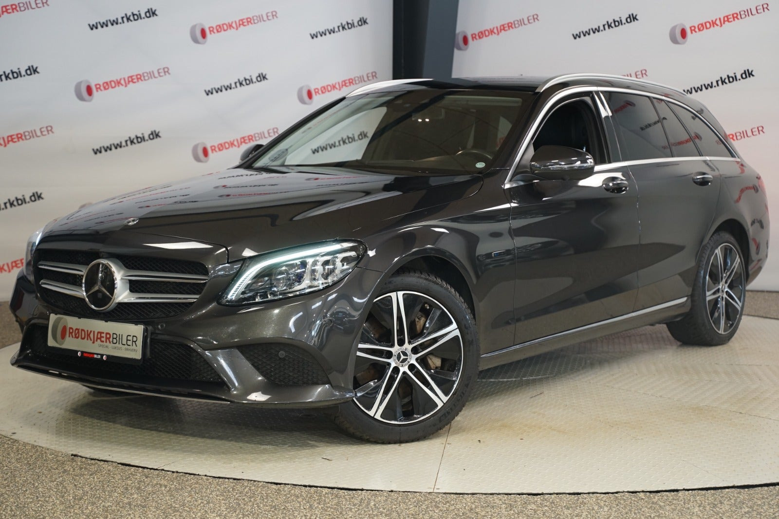Grå Mercedes C300 e fra 2020