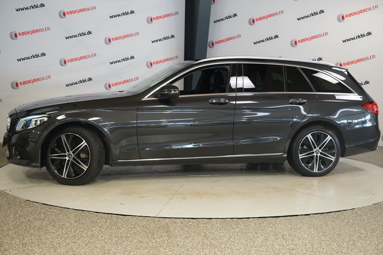 Grå Mercedes C300 e fra 2020
