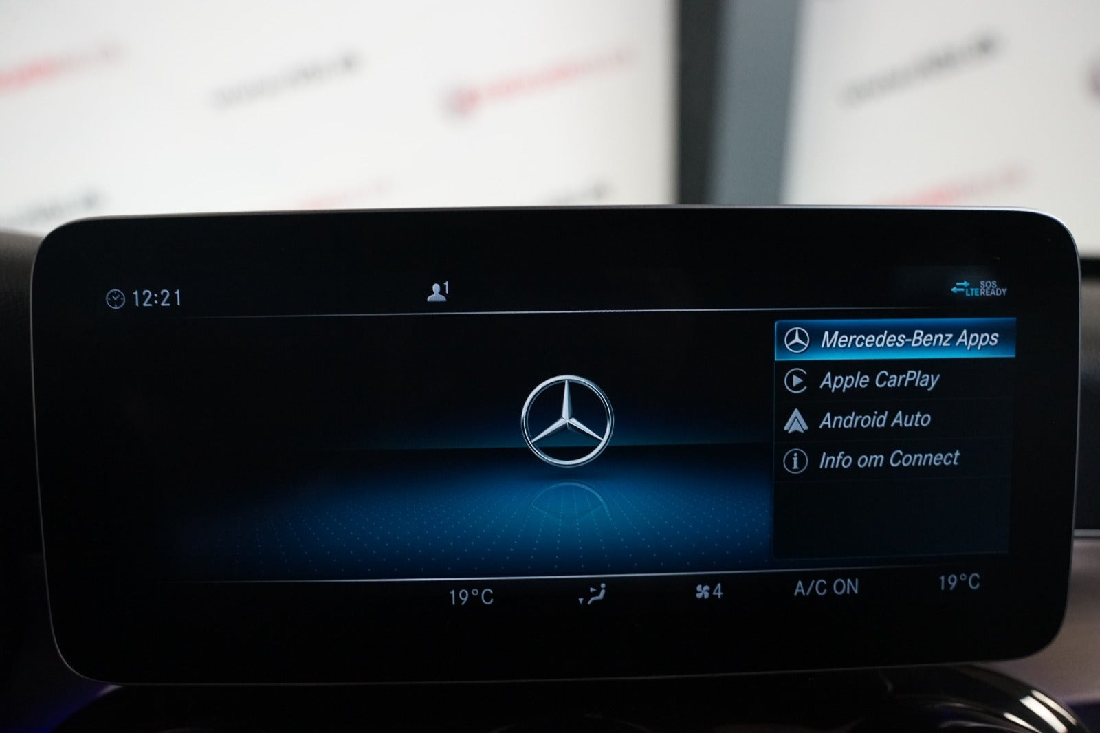 Grå Mercedes C300 e fra 2020