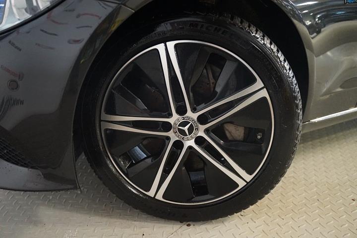 Grå Mercedes C300 e fra 2020