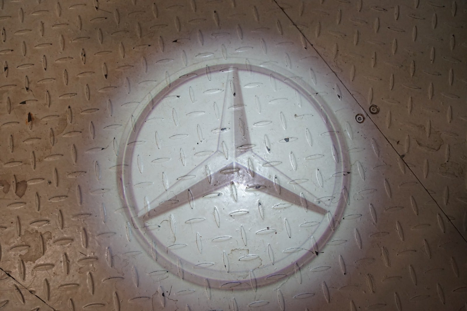 Sort Mercedes EQB250+ fra 2025