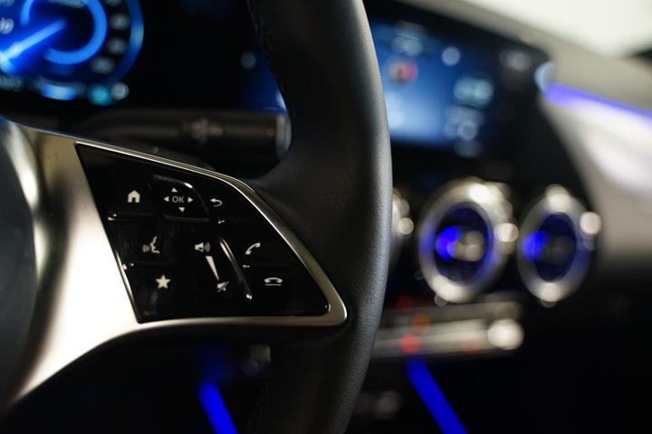 Grå Mercedes EQA250+ fra 2025