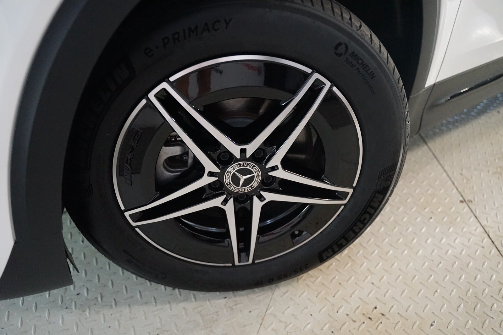 Hvid Mercedes EQB250+ fra 2025