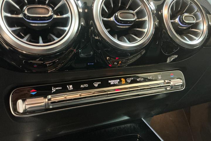 Sølv Mercedes EQA250+ fra 2025