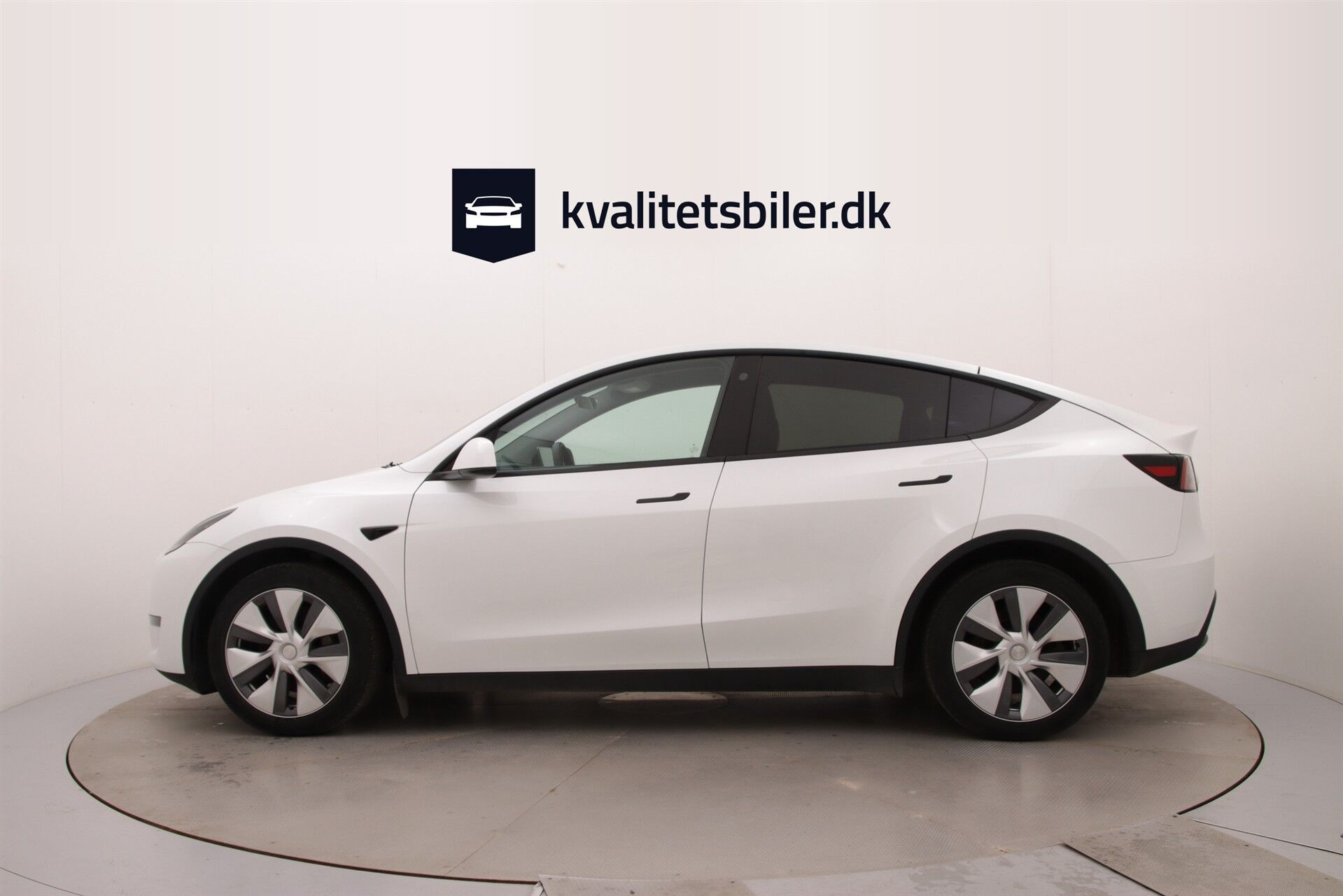Hvid Tesla Model Y fra 2023