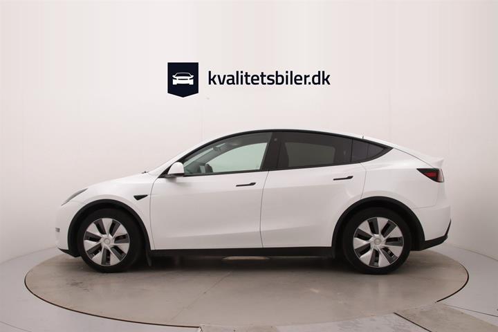 Hvid Tesla Model Y fra 2023