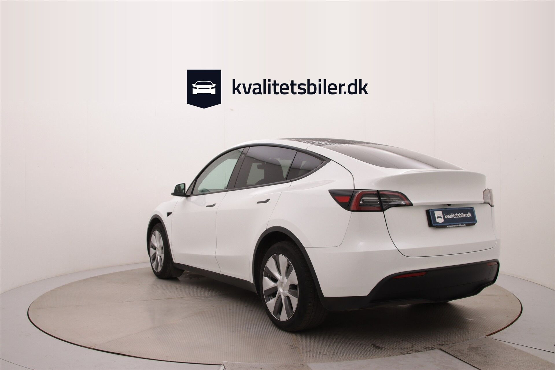 Hvid Tesla Model Y fra 2023