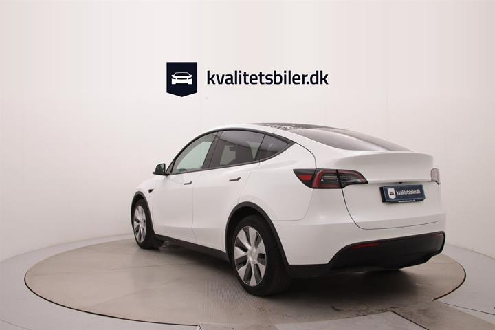 Hvid Tesla Model Y fra 2023