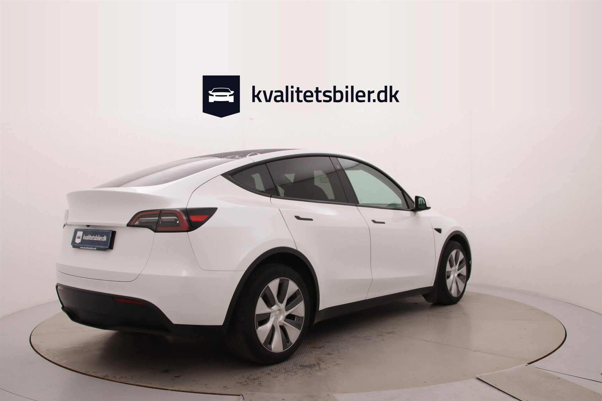 Hvid Tesla Model Y fra 2023