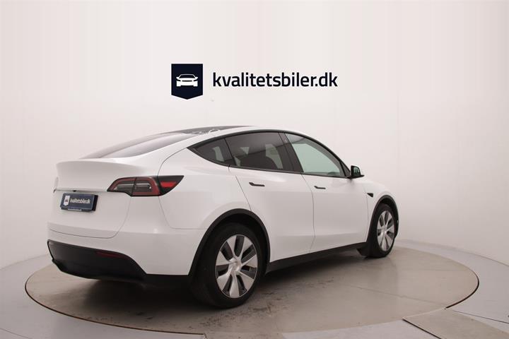 Hvid Tesla Model Y fra 2023