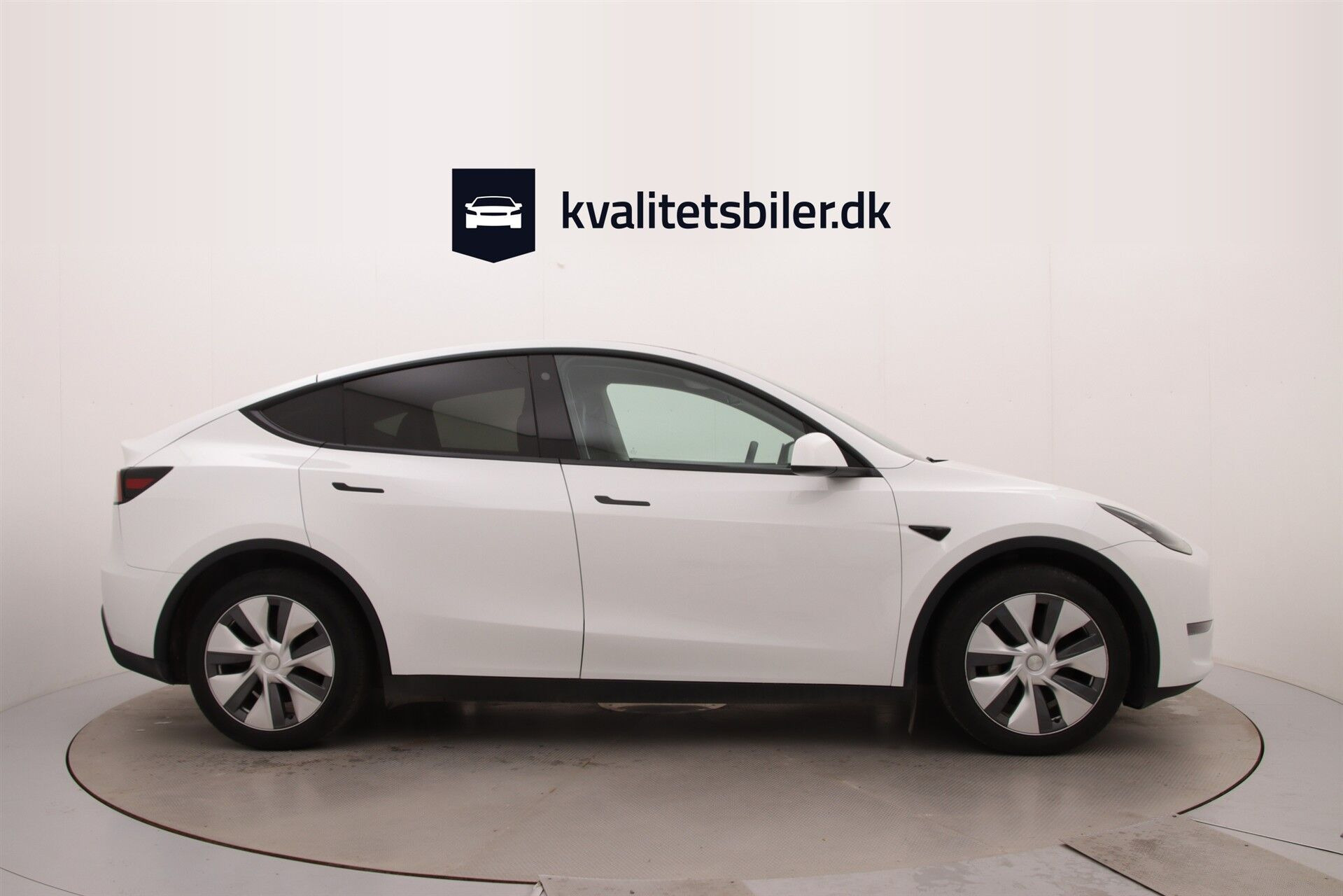 Hvid Tesla Model Y fra 2023