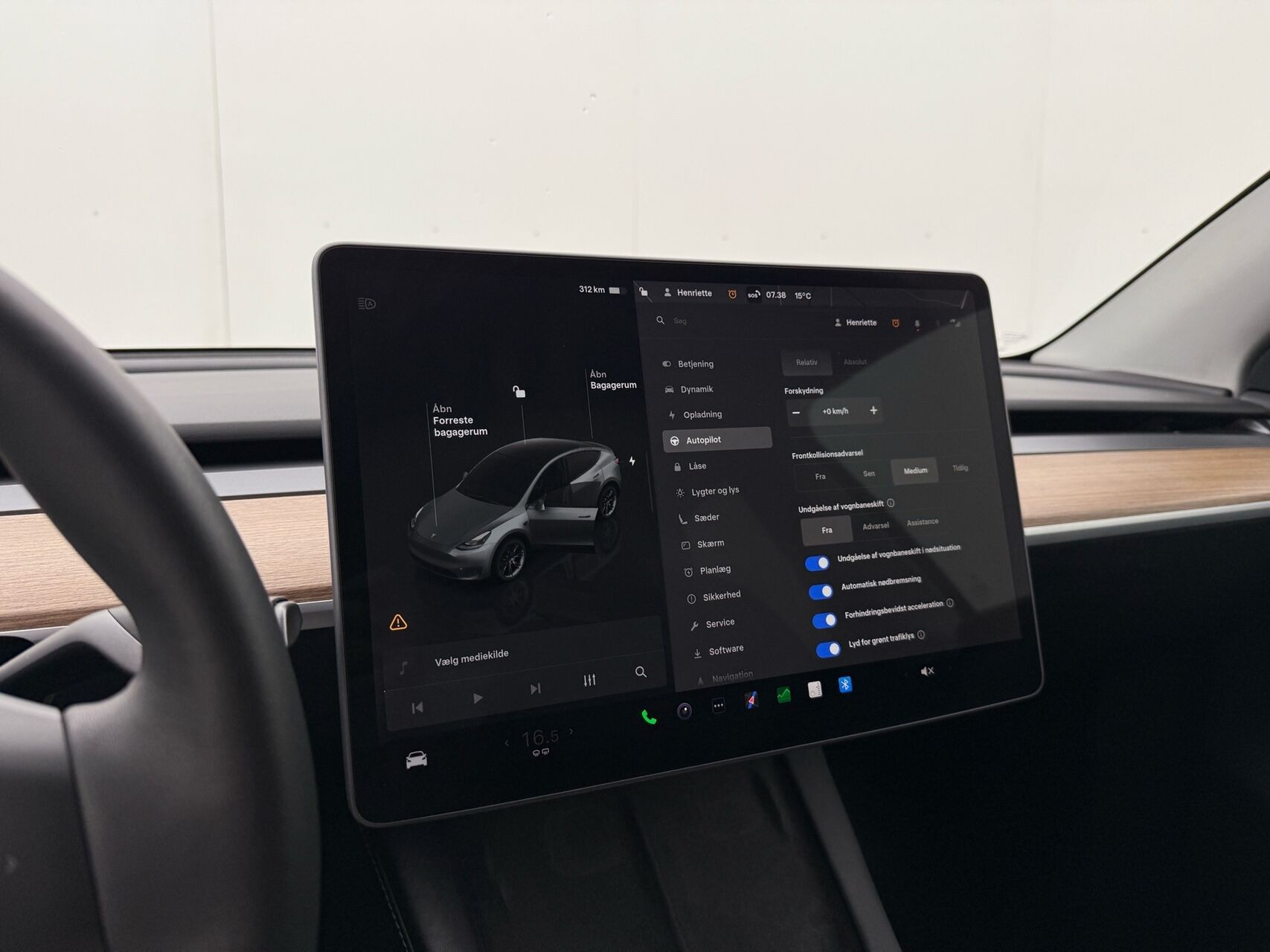 Hvid Tesla Model Y fra 2023