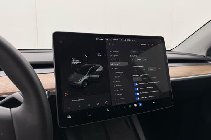 Hvid Tesla Model Y fra 2023