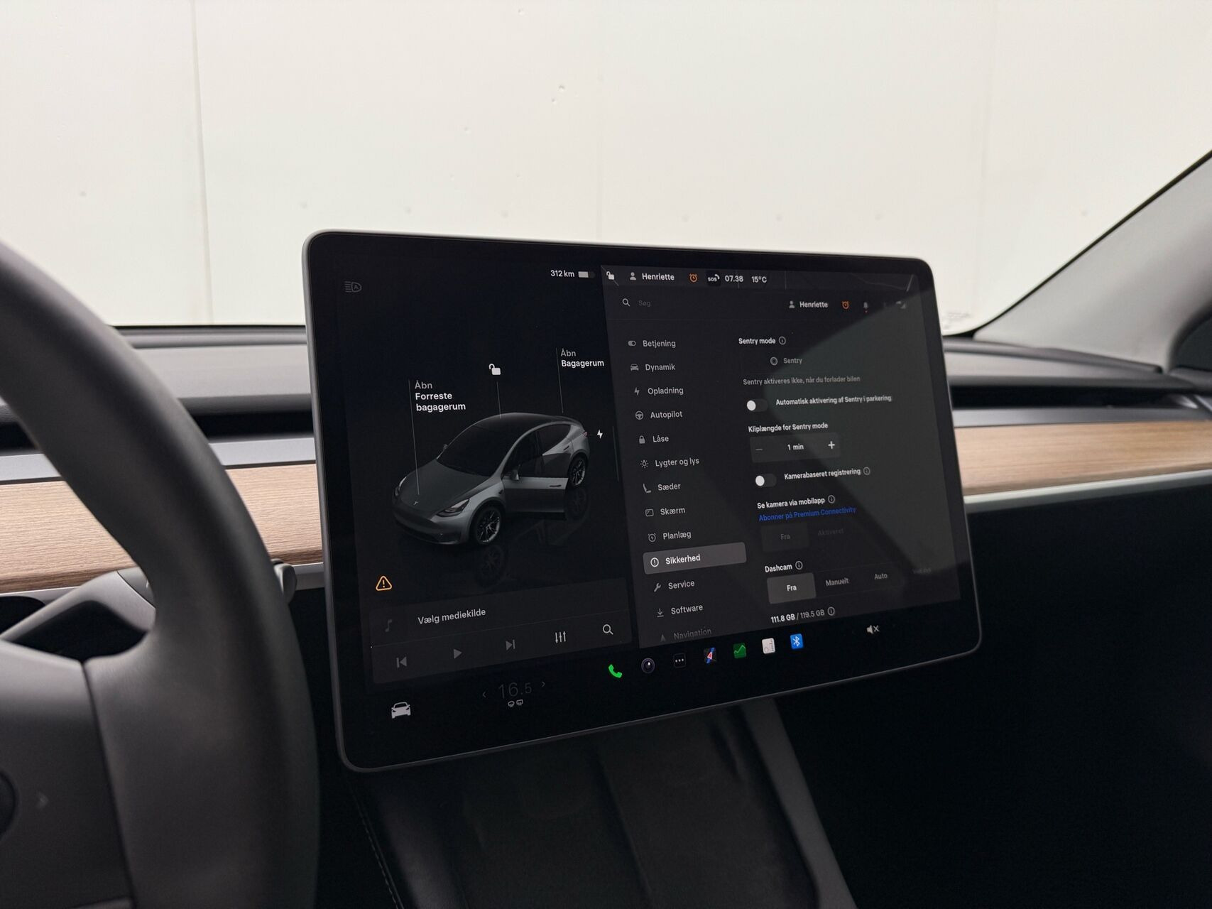Hvid Tesla Model Y fra 2023