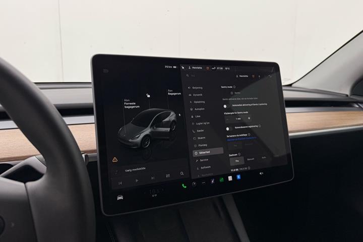 Hvid Tesla Model Y fra 2023