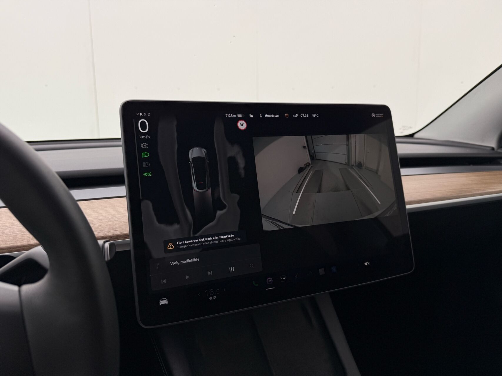 Hvid Tesla Model Y fra 2023