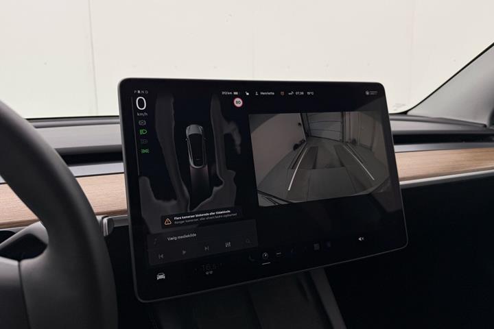 Hvid Tesla Model Y fra 2023