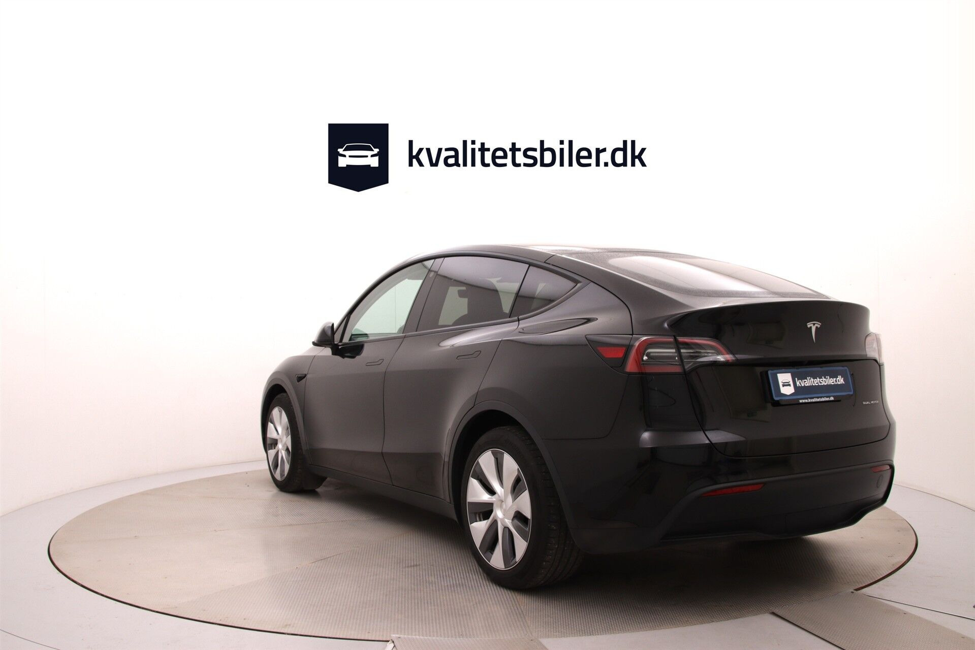 Sort Tesla Model Y fra 2023