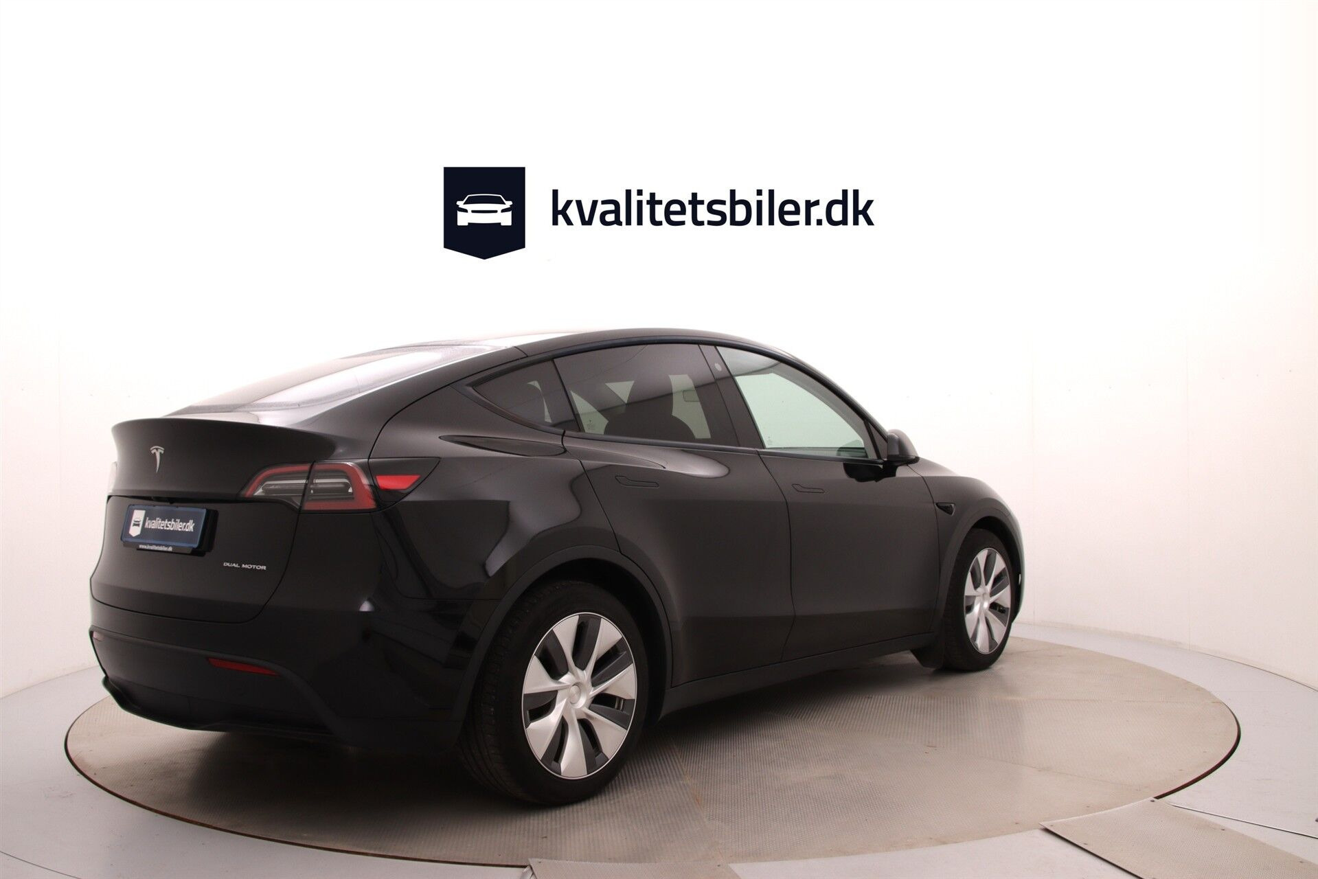 Sort Tesla Model Y fra 2023