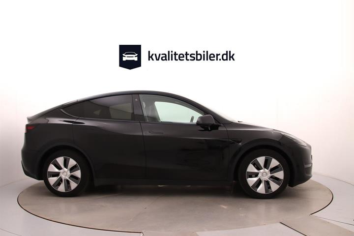 Sort Tesla Model Y fra 2023