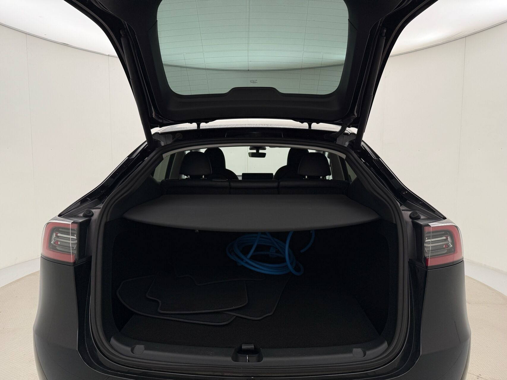 Sort Tesla Model Y fra 2023
