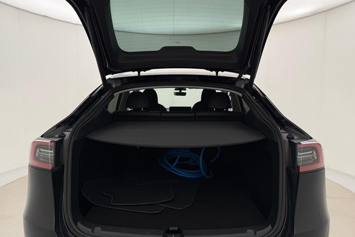 Sort Tesla Model Y fra 2023