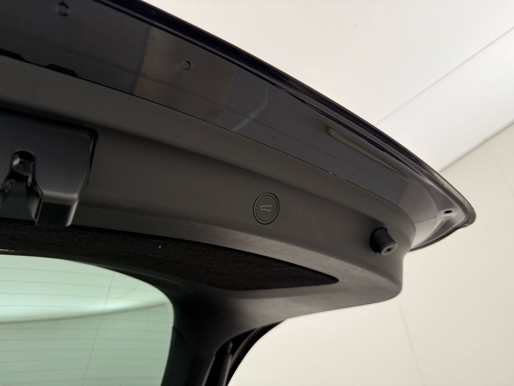 Sort Tesla Model Y fra 2023