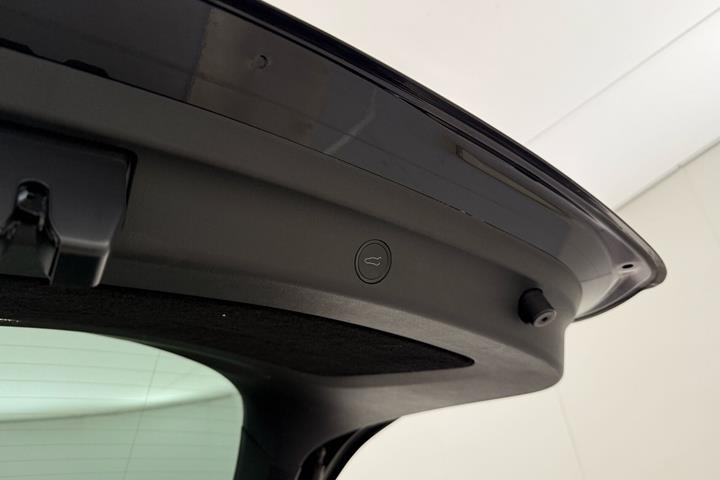 Sort Tesla Model Y fra 2023