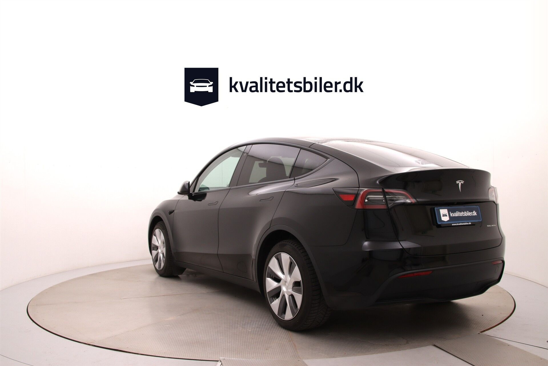 Sort Tesla Model Y fra 2023
