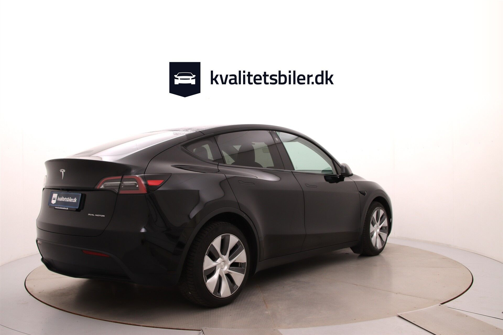 Sort Tesla Model Y fra 2023
