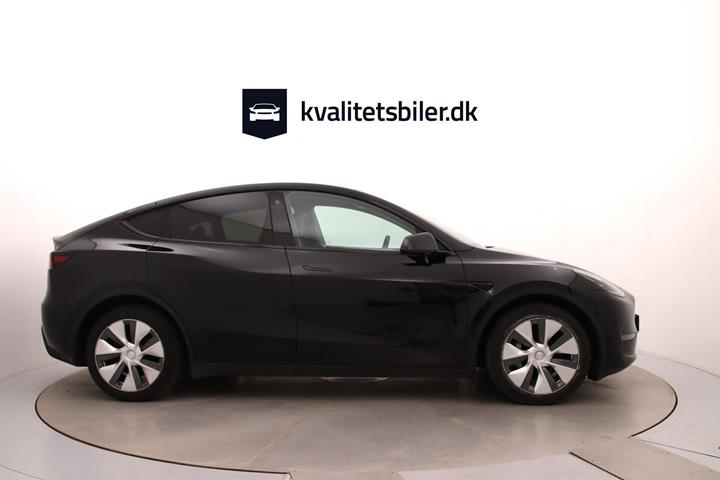 Sort Tesla Model Y fra 2023