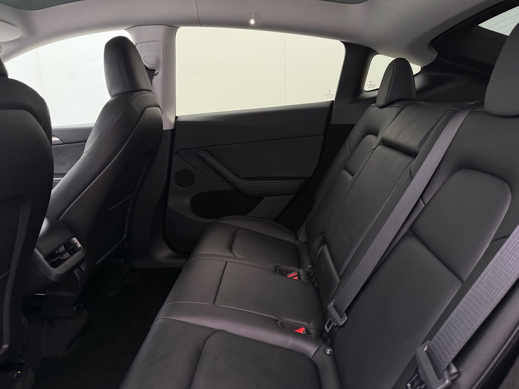 Sort Tesla Model Y fra 2023
