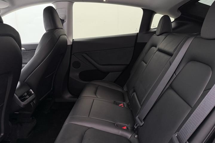 Sort Tesla Model Y fra 2023