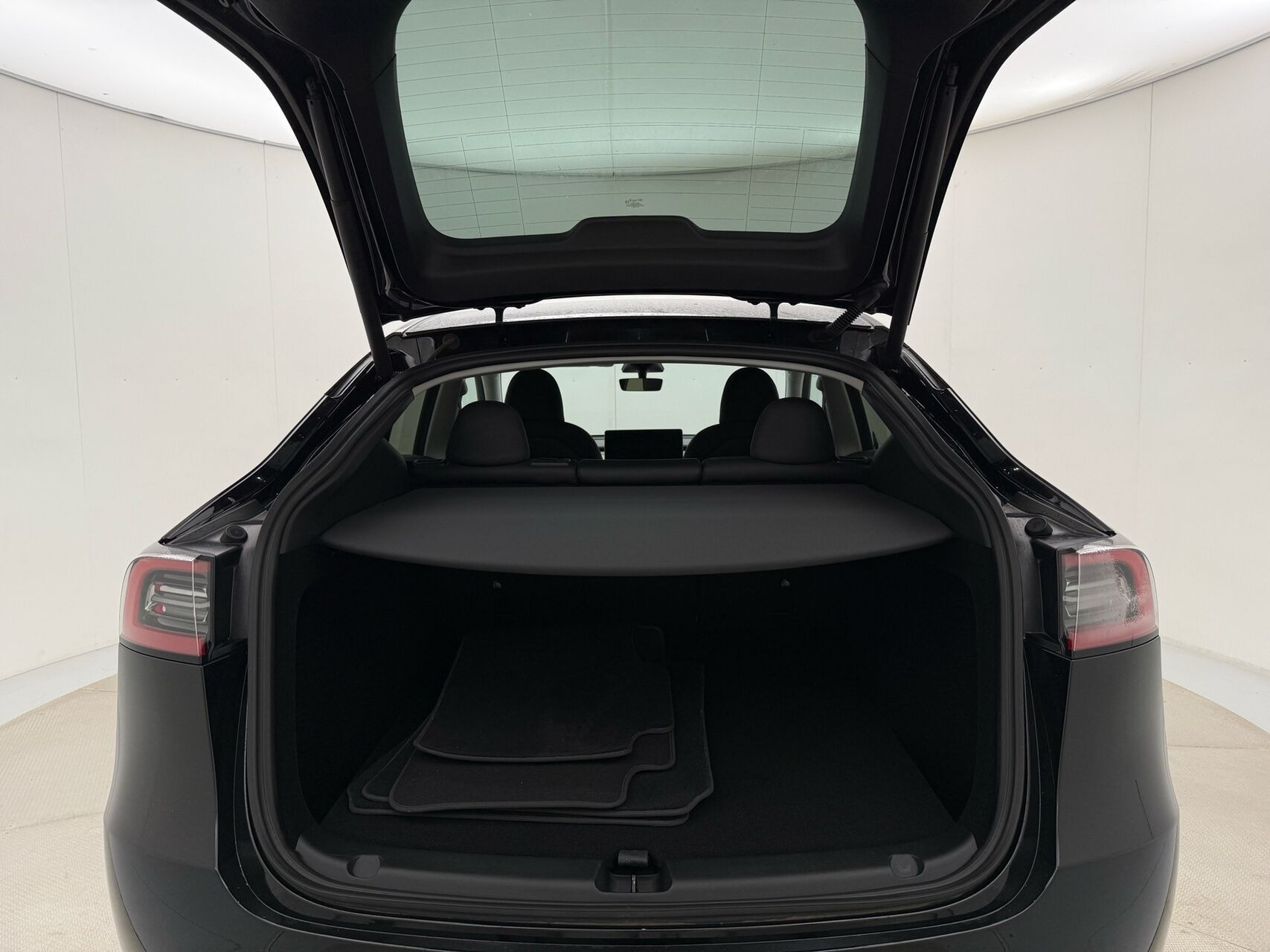 Sort Tesla Model Y fra 2023