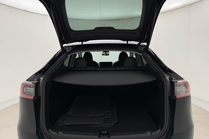 Sort Tesla Model Y fra 2023