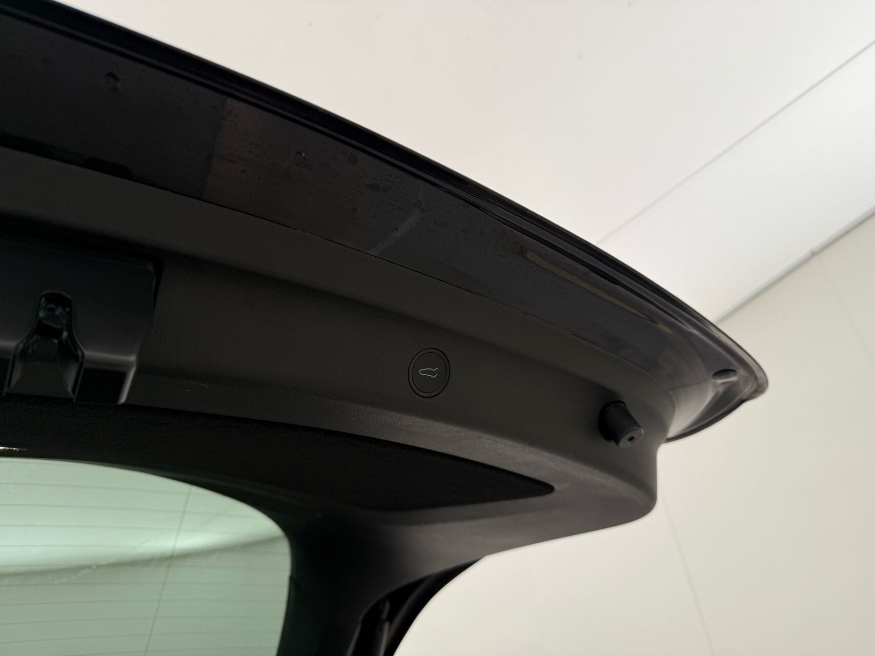 Sort Tesla Model Y fra 2023