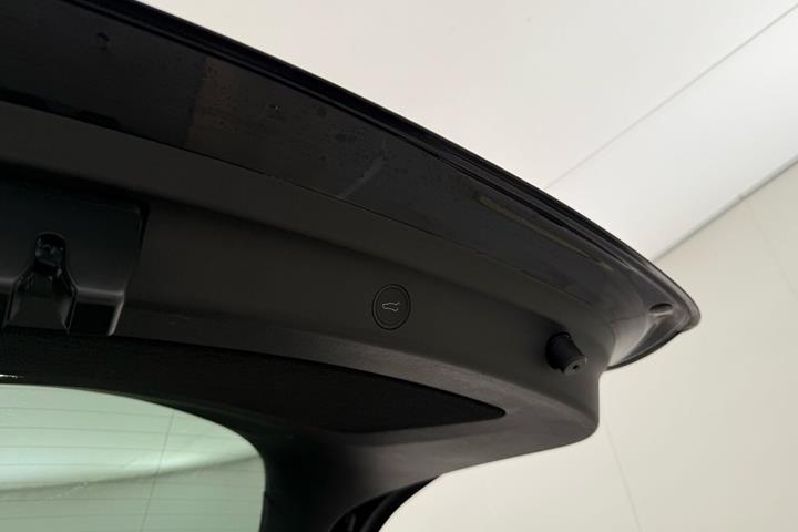 Sort Tesla Model Y fra 2023