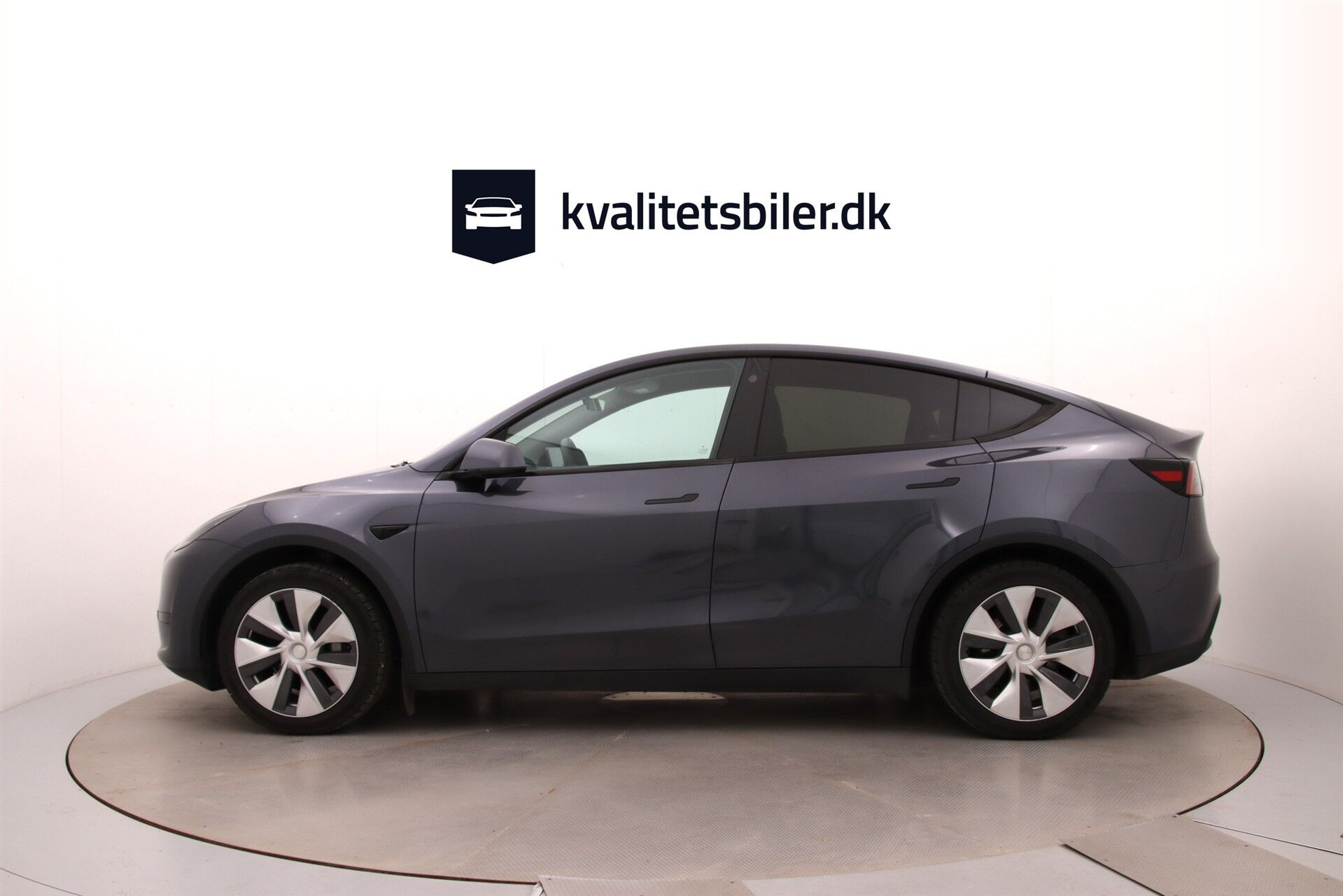 Grå Tesla Model Y fra 2023