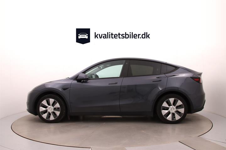 Grå Tesla Model Y fra 2023
