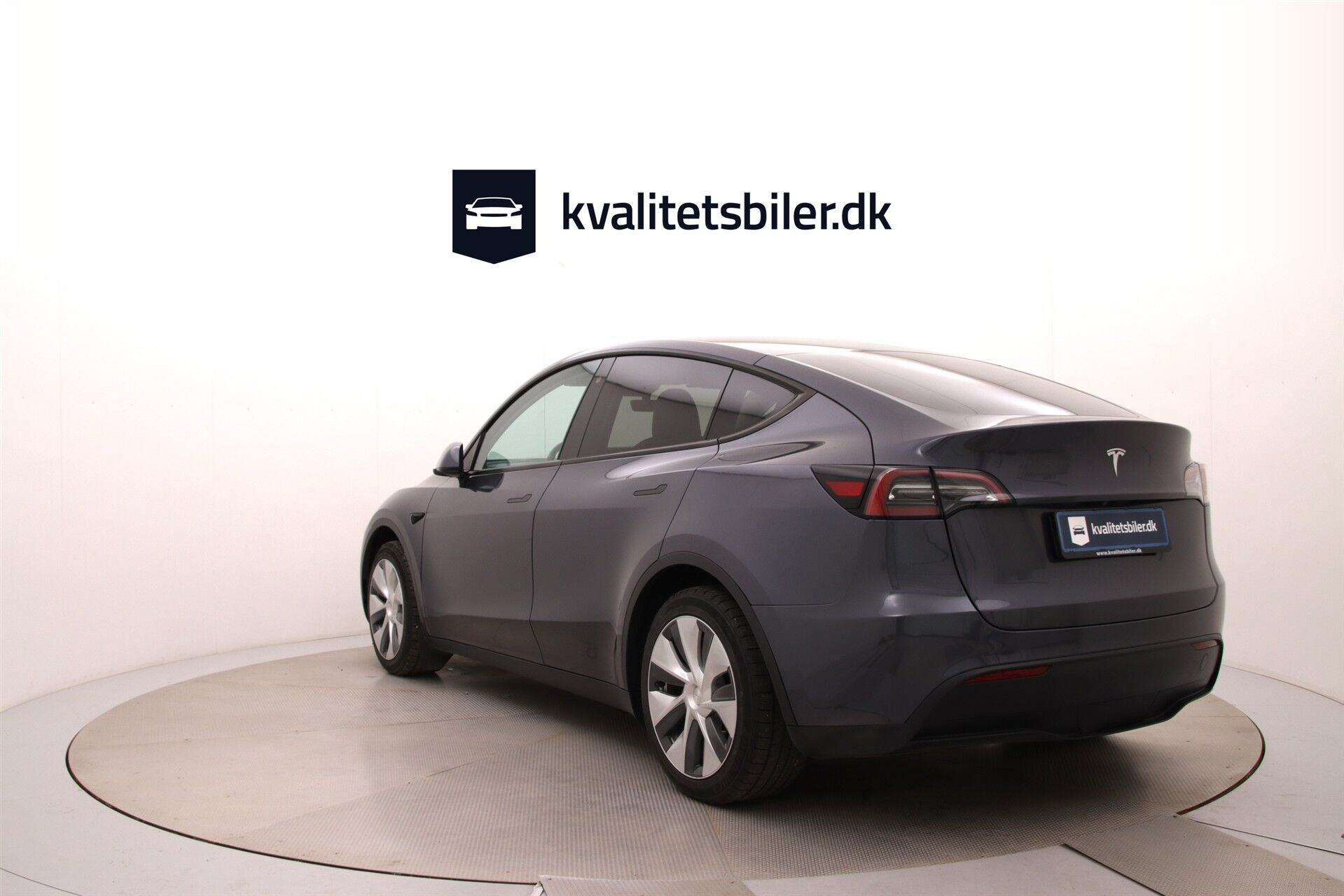 Grå Tesla Model Y fra 2023