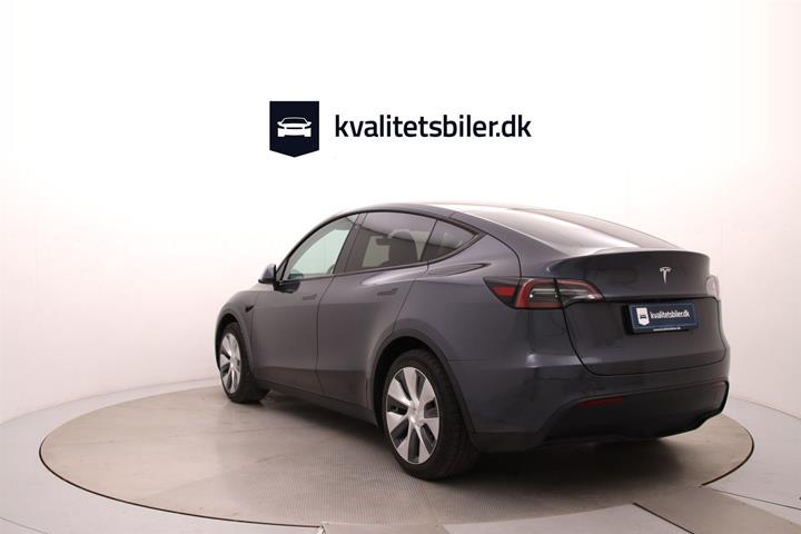 Grå Tesla Model Y fra 2023