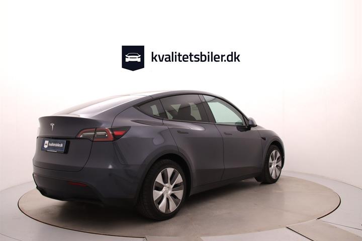 Grå Tesla Model Y fra 2023