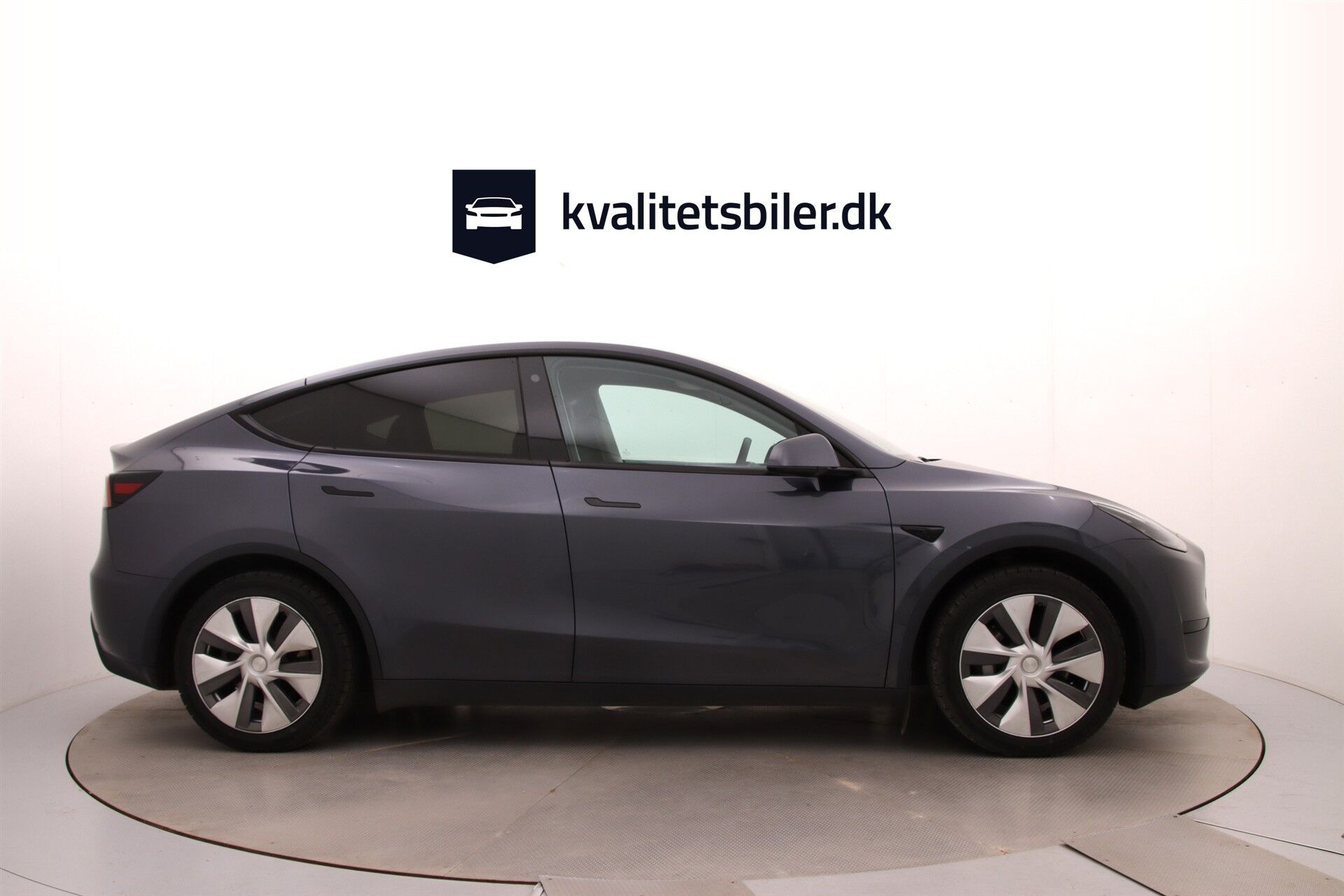 Grå Tesla Model Y fra 2023