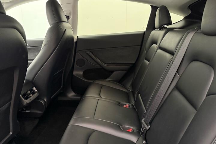 Grå Tesla Model Y fra 2023