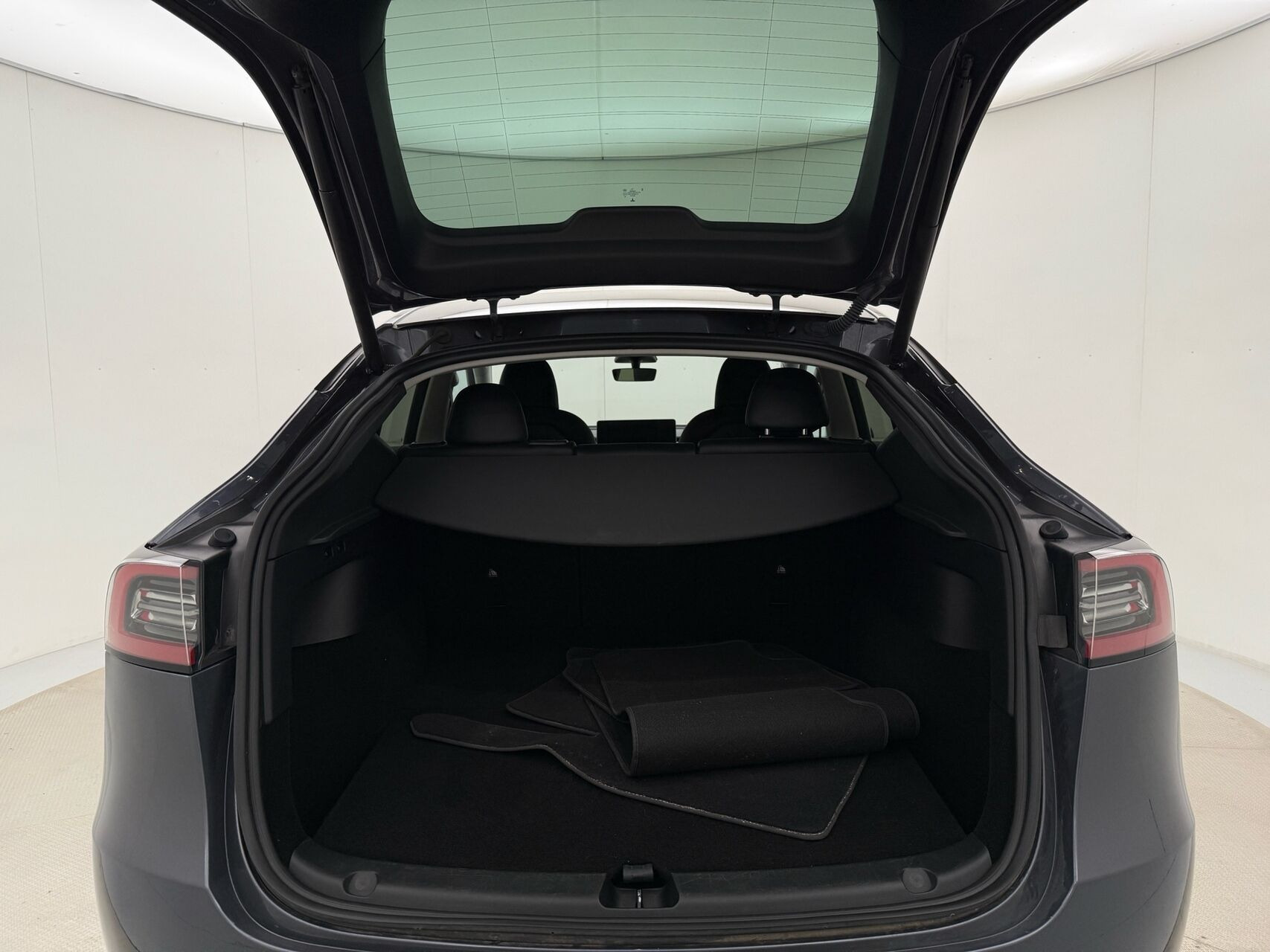 Grå Tesla Model Y fra 2023