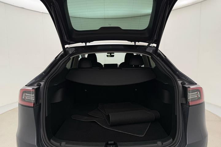 Grå Tesla Model Y fra 2023