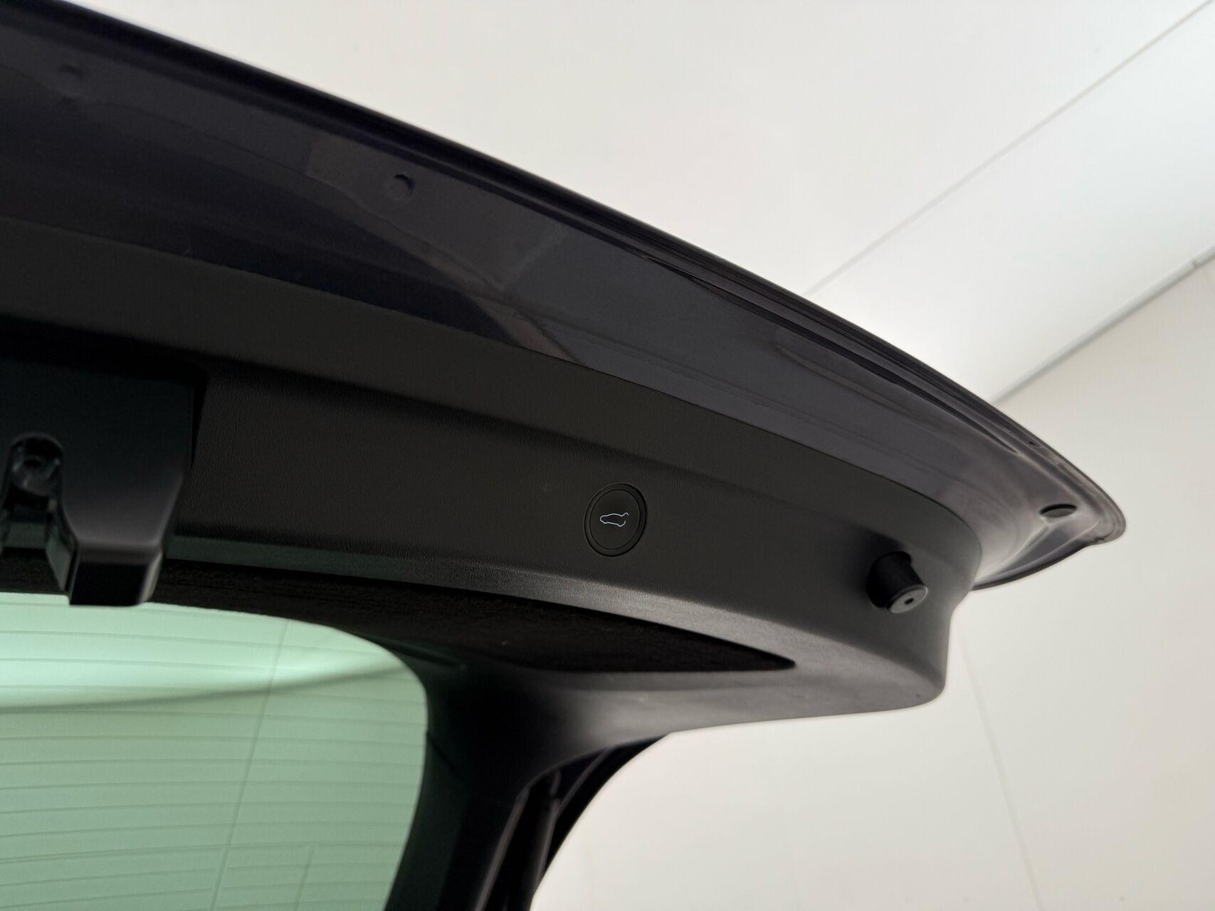 Grå Tesla Model Y fra 2023