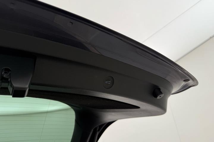 Grå Tesla Model Y fra 2023